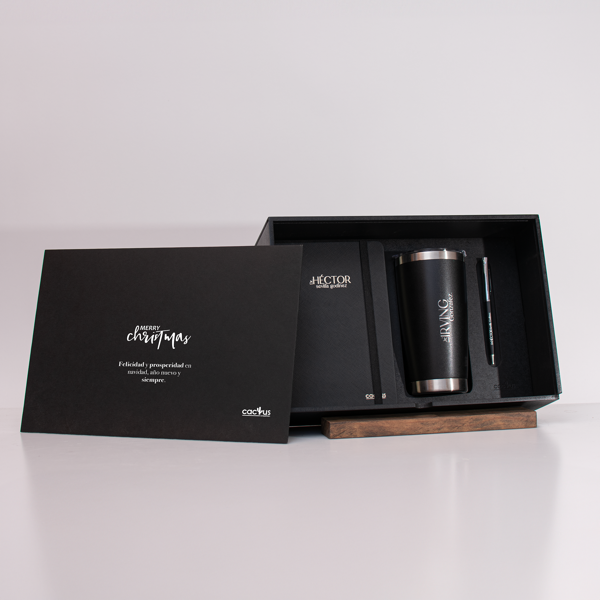 Image of Set corporativo negro con tumbler de 20 oz, libreta, pluma y caja de madera personalizada para Navidad