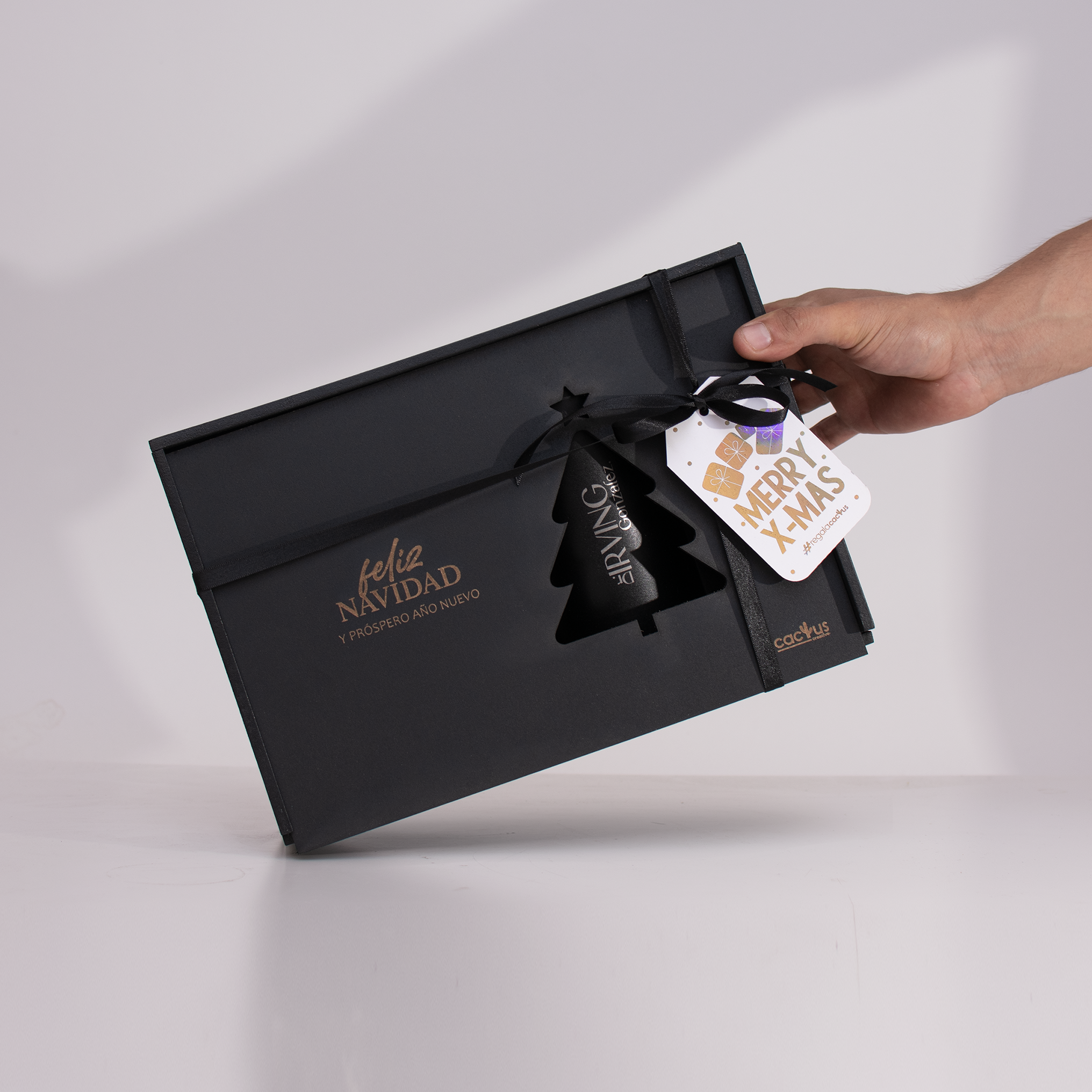 Image of Caja negra cerrada del set corporativo con grabado navideño, lazo y etiqueta de regalo