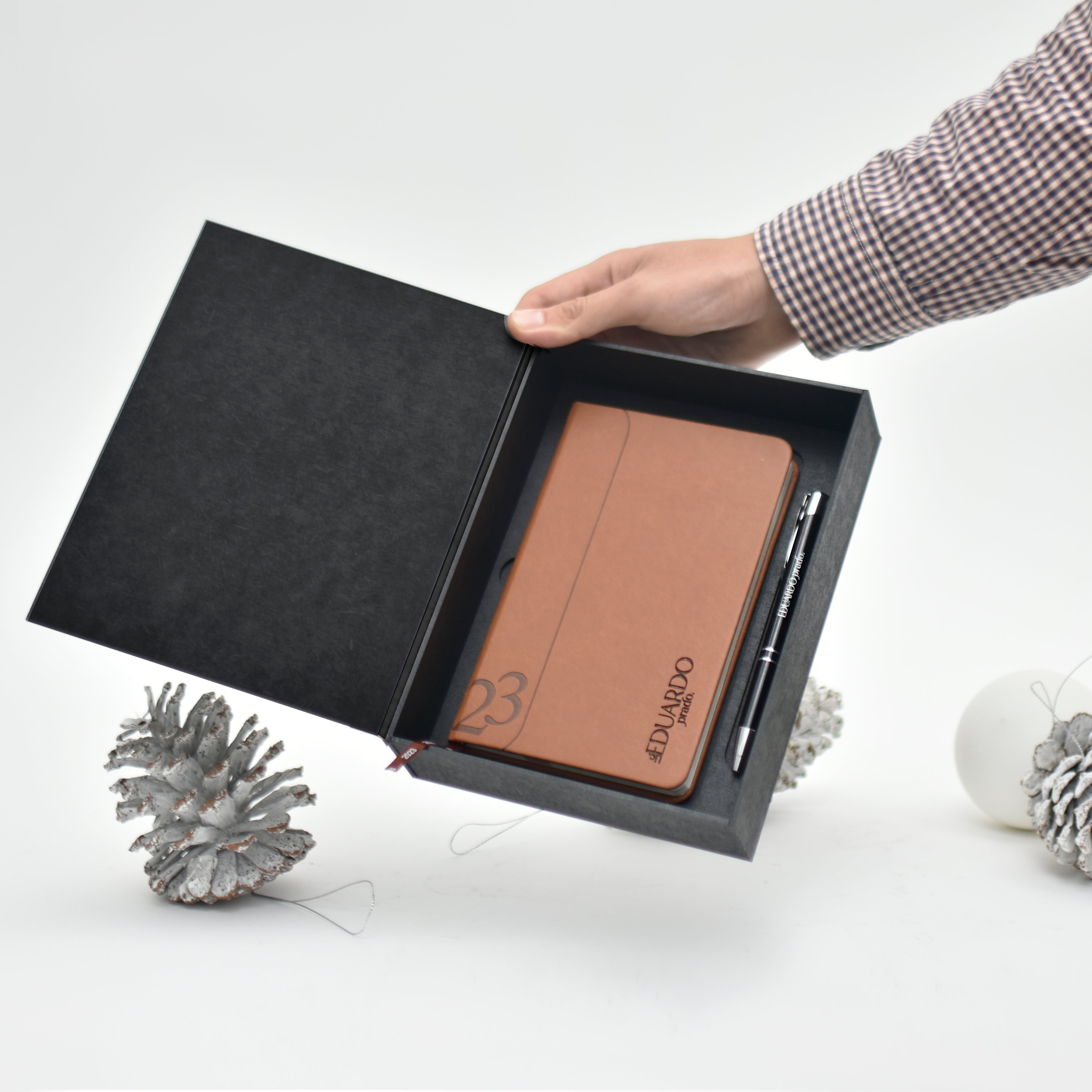 Image of Agenda  + Pluma