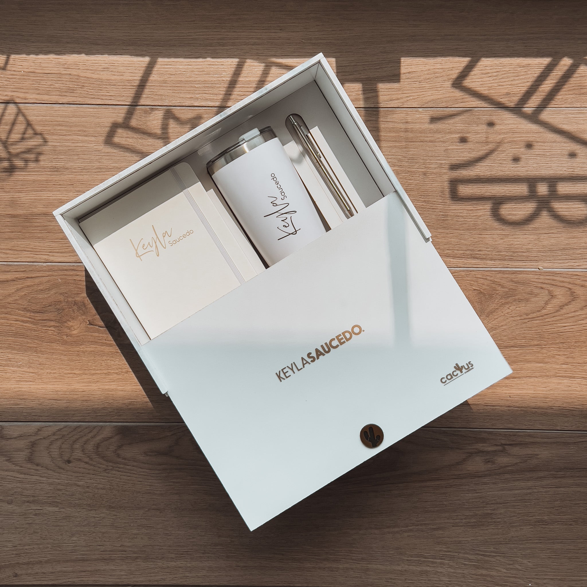 Image of Set corporativo blanco personalizado con libreta, tumbler de 20 oz y pluma visto desde arriba